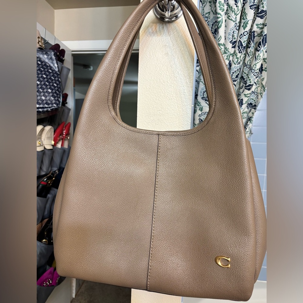 Coach Lana Shoulder Bag F2380-CM54
13 1|4" (L) x 20 1/4" (H) x 7 3|4" (W)